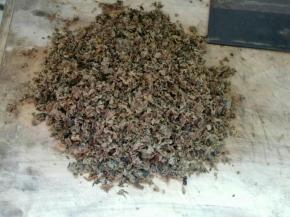 梅干菜提前浸泡，多洗几次，箍一下水份，剁碎