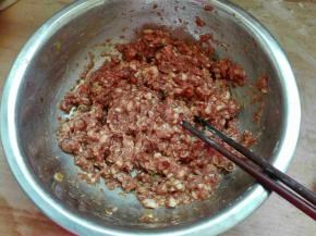 绞好的肉，尽量肥肉多点好吃，放葱沫，盐，味极鲜，糖，耗油，香油，花生油要多放，梅干菜比较喜油，一个方向搅拌均匀