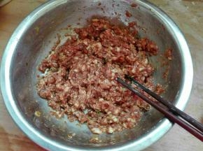 绞好的肉，尽量肥肉多点好吃，放葱沫，盐，味极鲜，糖，耗油，香油，花生油要多放，梅干菜比较喜油，一个方向搅拌均匀