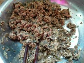 放入剁碎的梅干菜继续一个方向搅拌均匀