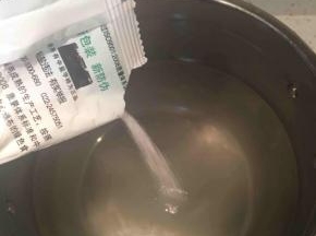 加入盐，制成饱和溶液