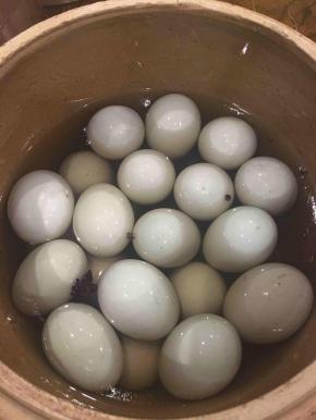 倒入晾凉的溶液，盖上盖子。放到阴凉处腌制35天左右就可以了