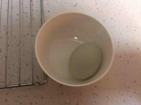 鸭蛋在白酒里滚一圈