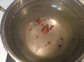 放入八角和花椒
