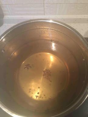 煮到水的颜色偏深，晾凉