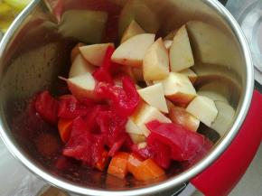 将蔬果洗干净切块，不需要去皮，案板及刀必须无油