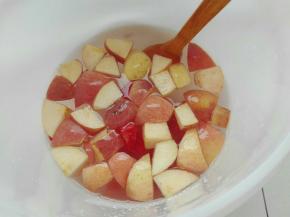 放入切好的蔬果，搅拌均匀