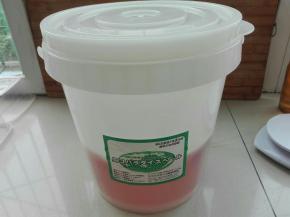 盖好盖子，放通风阴凉处开始发酵，冬天大约五到七天，夏天两三天即可，每天早晚用无水无油的干净勺子搅拌一下（下午开始做的）