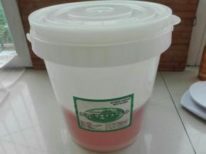 盖好盖子，放通风阴凉处开始发酵，冬天大约五到七天，夏天两三天即可，每天早晚用无水无油的干净勺子搅拌一下（下午开始做的）