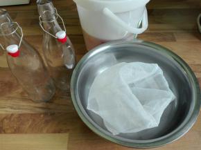 准备好瓶子，过滤布，漏斗