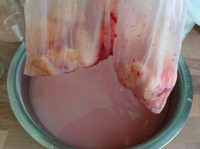 过滤布将发酵好的果汁过滤