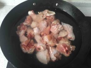 凉水下锅焯鸡腿肉