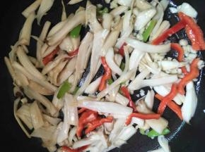 把杏鲍菇和蒜粒、青红椒翻炒几下