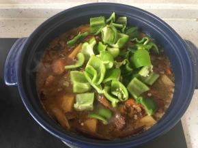 加入青椒，关火。盖上盖子用余温将青椒焖熟