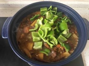 加入青椒，关火。盖上盖子用余温将青椒焖熟