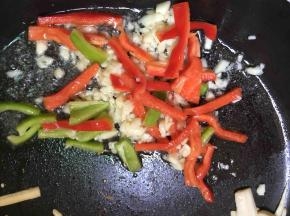 放入青红椒爆香