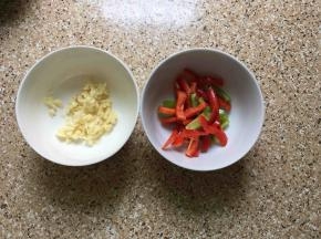 把蒜切碎，把青红椒切好