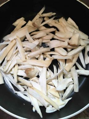 锅里先不要放油，把撕好的杏鲍菇放入锅中炒出水分