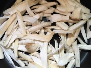 锅里先不要放油，把撕好的杏鲍菇放入锅中炒出水分