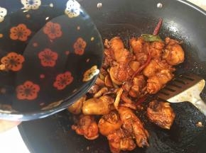 倒入香菇水，如果不够再加适量清水