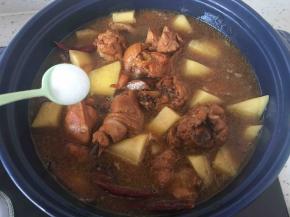 加入适量盐，我放了6小勺。炖10分钟