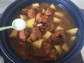 加入适量盐，我放了6小勺。炖10分钟