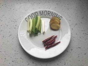 葱切段，姜切片。干辣椒备好