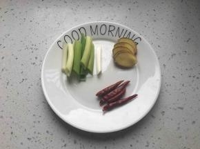 葱切段，姜切片。干辣椒备好