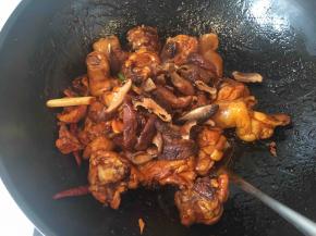 加入香菇翻炒均匀