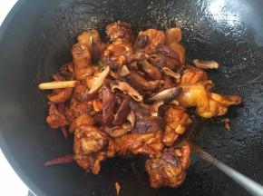 加入香菇翻炒均匀