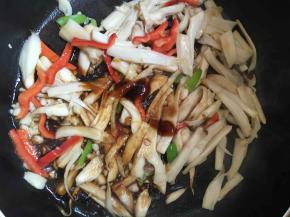 放入酱油、蚝油、盐拌均匀即可