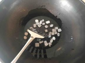 锅里倒油，放入冰糖，炒糖色