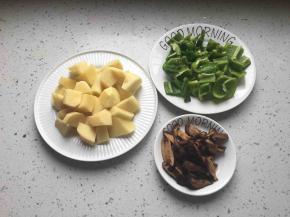 香菇切片，土豆切块，青椒切块