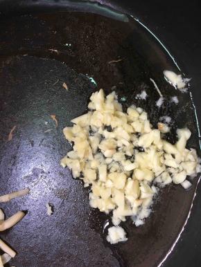 把杏鲍菇放一边，用剩下的油爆香蒜