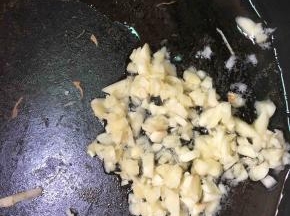 把杏鲍菇放一边，用剩下的油爆香蒜