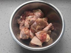 鸡腿洗净切块