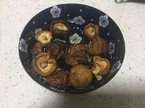 干香菇提前泡水，泡好后水不要倒掉，留着备用