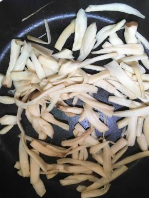 炒至杏鲍菇没有水分，变软