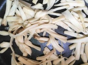 炒至杏鲍菇没有水分，变软
