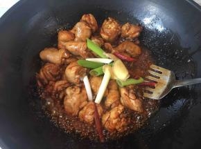 放入葱姜，生抽，蚝油翻炒