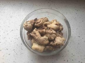 捞出鸡块，控干水分