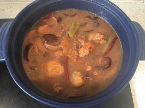 倒入砂锅，中火炖15分钟