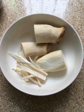 杏鲍菇洗净切成两半，用手撕成条