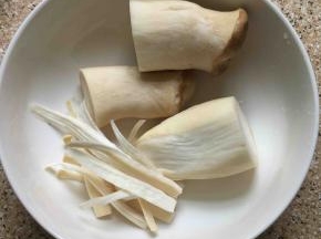 杏鲍菇洗净切成两半，用手撕成条