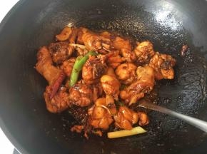 翻炒到颜色均匀