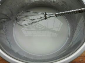 牛奶，玉米油加15糖混合均匀