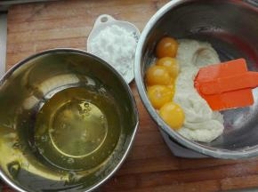 划Z形拌至无干粉后放蛋黄，蛋清另放入一个无水无油干净的盆里，同时滴入几滴柠檬汁