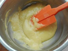 划Z形将蛋黄糊拌至细腻