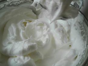 糖55克分三次同蛋白打发至挺急小尖头