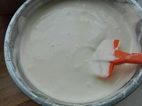 打发好的蛋白同蛋黄糊分两次用翻拌手法翻拌均匀